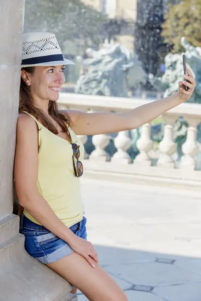 Uma Mulher Meia Idade Fazendo Uma Selfie Turística — Fotografia de Stock