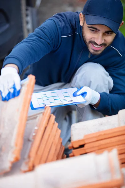 Trabalhador Com Prancheta Verificando Materiais Construção — Fotografia de Stock