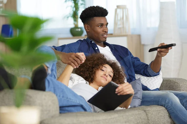 Paar Verbindet Fernseher Über Wifi Auf Digitalem Tablet — Stockfoto
