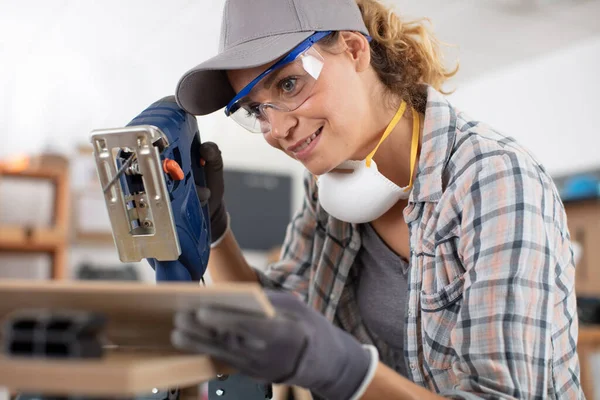 Female Worker Using Electric Jigsaw — Stock Photo, Image