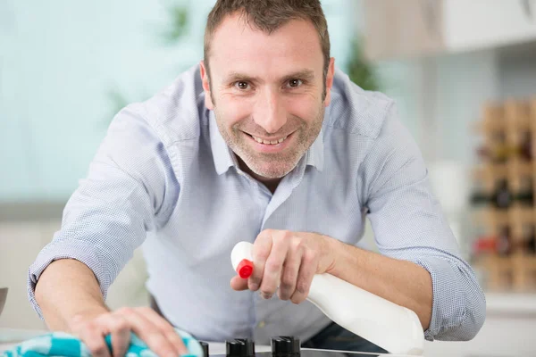 Homem Feliz Limpeza Cozinha Com Spray Pano — Fotografia de Stock