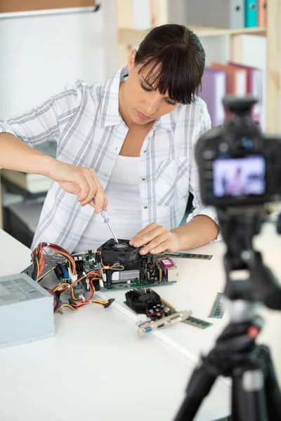Woman Recording Electronics Tutorial Camera Tripod — Stock Photo, Image