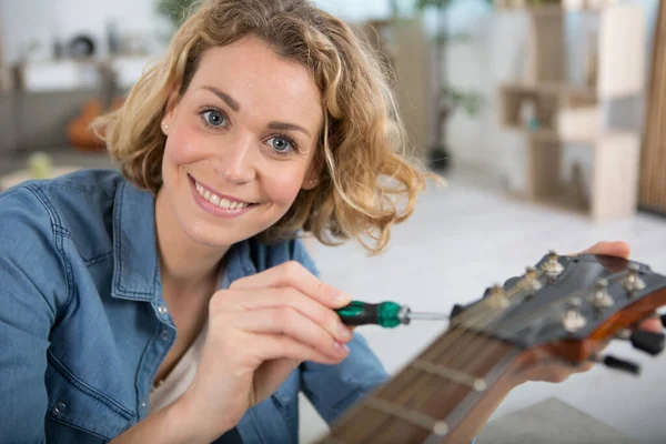 Ung Kvinna Som Luthier Håller Sträng Spännare För Reparation — Stockfoto