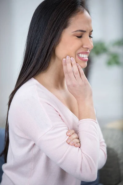 Молодая Женщина Страдает Зубной Боли — стоковое фото