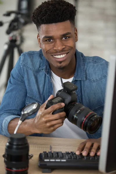 Gelukkig Fotograaf Man Met Een Camera — Stockfoto