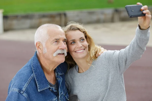 Anciano Teniendo Selfie Con Joven Mujer —  Fotos de Stock