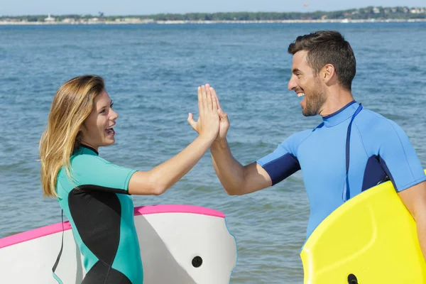 Surfpaar Gibt Sich Gegenseitig Eine Hohe Fünf — Stockfoto