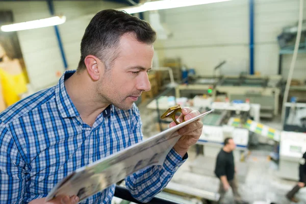 Arbetstagare Använder Ett Förstoringsglas Och Kontrollera Utskriftskvalitet — Stockfoto
