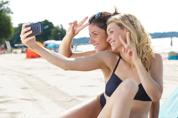 Dwie Kobiety Robią Selfie Plaży — Zdjęcie stockowe