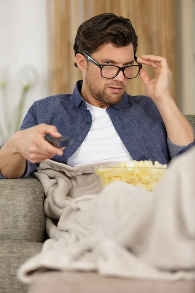 Serious Man Watching Football Eating Chips — Stock Photo, Image