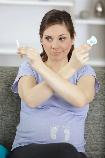 Una Mujer Embarazada Rechaza Cigarrillo Las Pastillas — Foto de Stock