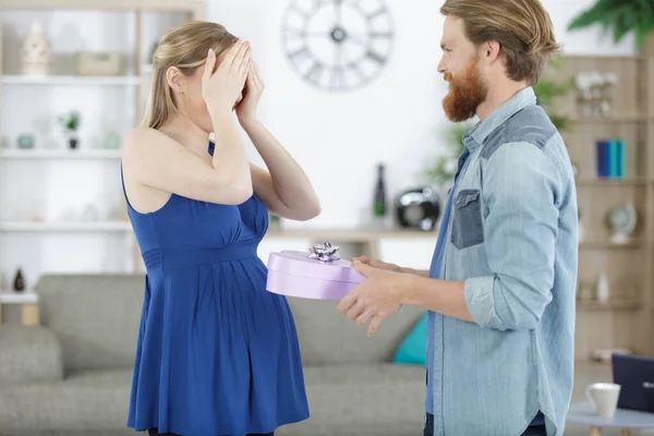 Mann Schenkt Seiner Schwangeren Freundin Herzförmiges Geschenk — Stockfoto