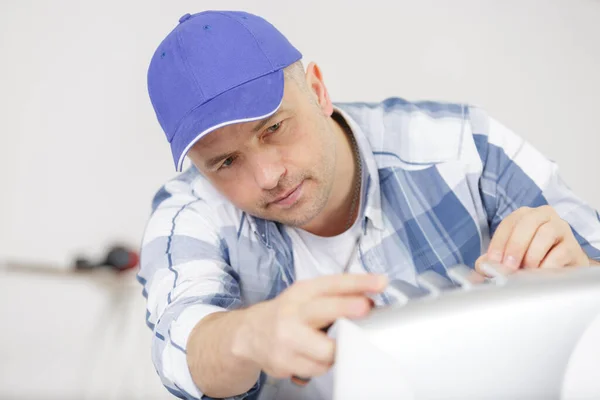 Reparatör Som Arbetar Med Elektrisk Anordning — Stockfoto