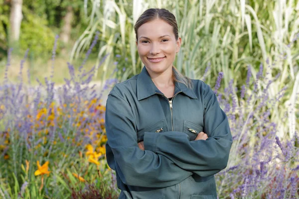 Joven Feliz Mujer Trabajando Invernadero — Foto de Stock