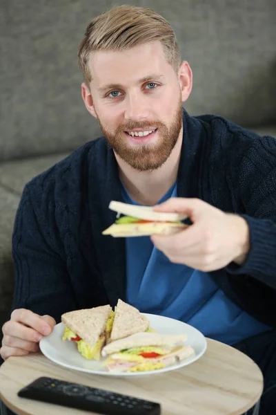 Junger Mann Isst Leckeres Sandwich Hause — Stockfoto
