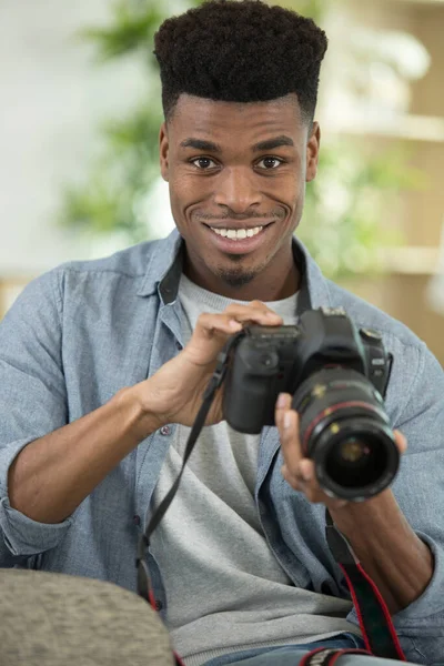 Portré Fiatal Férfi Otthon Kezében Egy Digitális Fényképezőgép — Stock Fotó