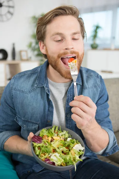 Yakışıklı Adam Taze Sağlıklı Salata Yiyor — Stok fotoğraf