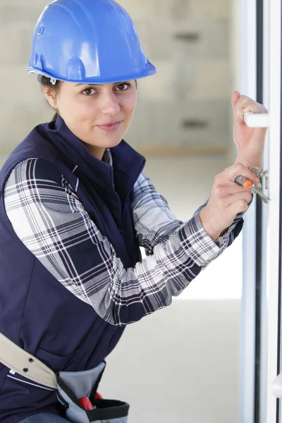Αυτοπεποίθηση Γυναίκα Φορώντας Κράνος Χρησιμοποιώντας Διαφορετικά Εργαλεία — Φωτογραφία Αρχείου