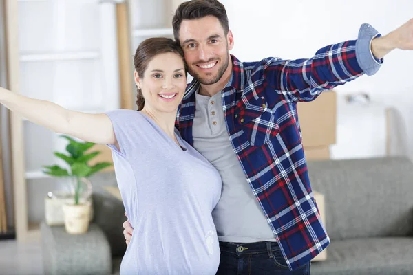 Evde Kocasıyla Mutlu Hamile Kadın — Stok fotoğraf