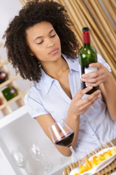 どんなワインを飲むか決める女性は — ストック写真