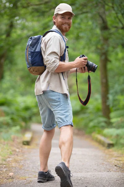 人类徒步旅行者在森林里拍照 — 图库照片