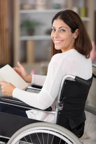 Bela Jovem Deficiente Mulher Cadeira Rodas Lendo Livro — Fotografia de Stock