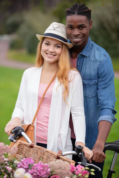 Porträtt Ett Härligt Ungt Par Med Cykel Njuter Datum — Stockfoto