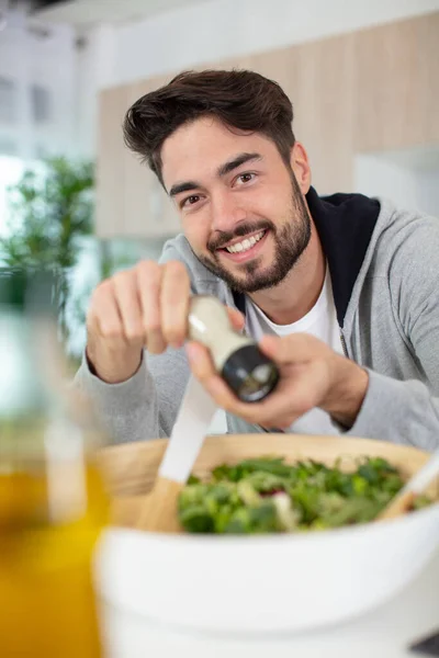 Homem Tempero Salada Com Moinho Sal Pimenta — Fotografia de Stock