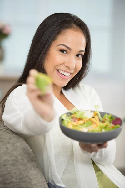 Gelukkig Jong Vrouw Holding Plaat Met Verse Salade — Stockfoto
