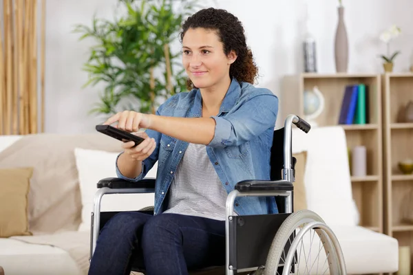 Mujer Con Discapacidad Viendo Televisión Sala Estar — Foto de Stock