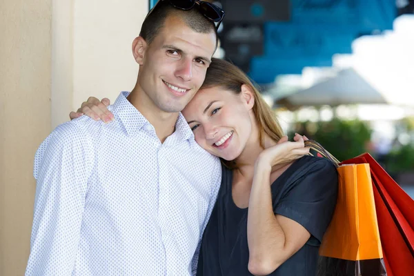 Lyckligt Par Med Shoppingväskor — Stockfoto