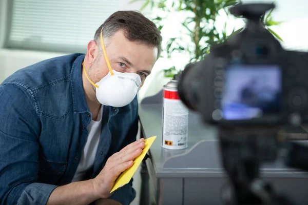 Mann Mit Maske Macht Ein Video Über Malerei — Stockfoto