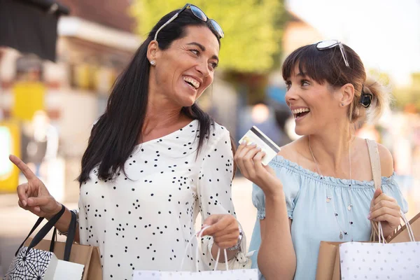 Meninas Bonitas Com Sacos Compras Cartão Crédito Ctiy — Fotografia de Stock