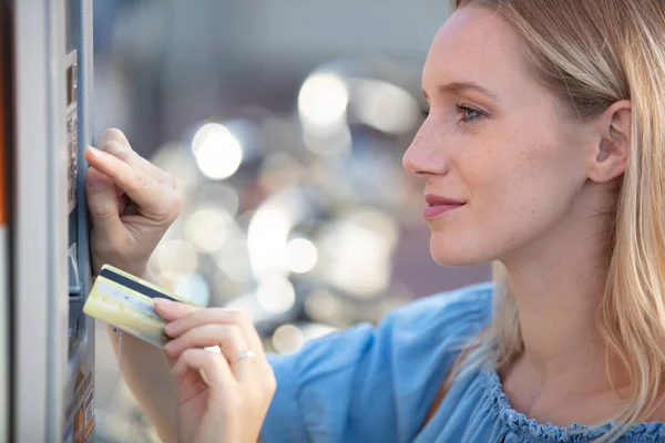 Vrouw Holding Card Betaling Doen Een Outdoor Machine — Stockfoto