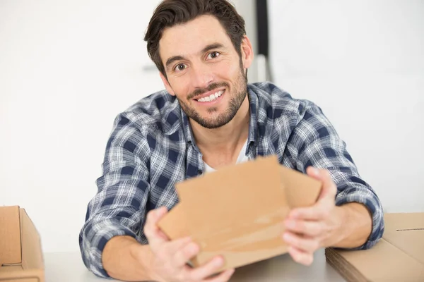 Homem Está Montando Uma Caixa — Fotografia de Stock