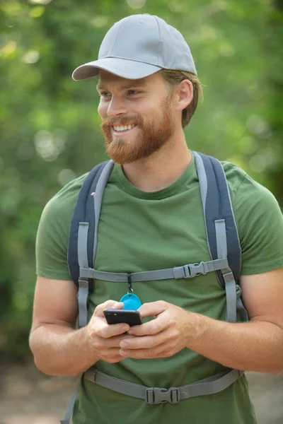 Jovem Explorador Barbudo Homem Trekking Usando Telefone Celular Para Gps — Fotografia de Stock