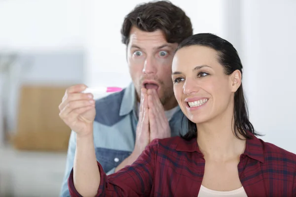 Glücklicher Schwangerschaftstest Während Mann Sehr Überrascht Und Schockiert Ist — Stockfoto