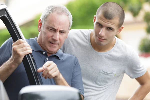 Homens Discutindo Problema Com Carro — Fotografia de Stock