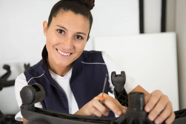 Giovane Donna Che Ripara Una Sedia — Foto Stock