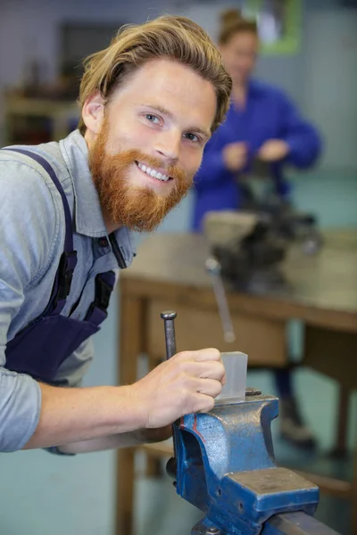 Щасливий Чоловік Працює Фабриці — стокове фото