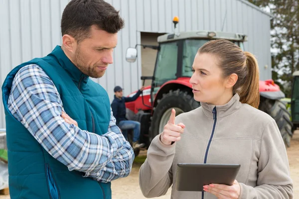 Dois Agricultores Conversando Com Tablet — Fotografia de Stock