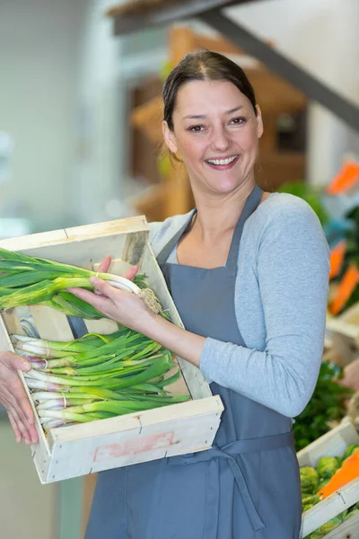 Vendedor Vegetais Segurando Caixa Cebola — Fotografia de Stock