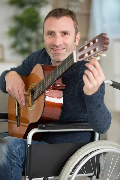 Homem Meia Idade Cadeira Rodas Afinação Guitarra — Fotografia de Stock