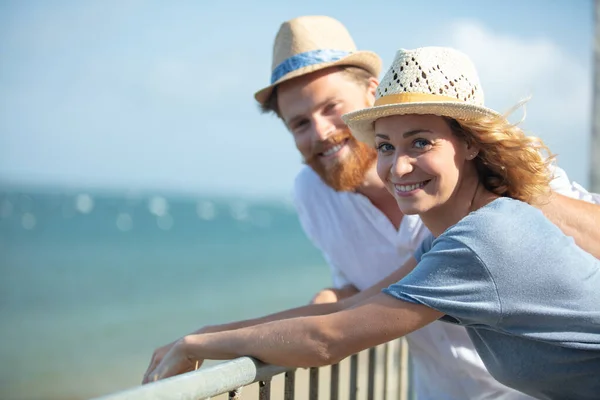 Couple Enjoying Day Seaside — Stock Photo, Image