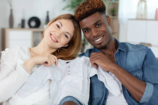 Jeune Couple Heureux Regarder Télévision Dans Salon — Photo