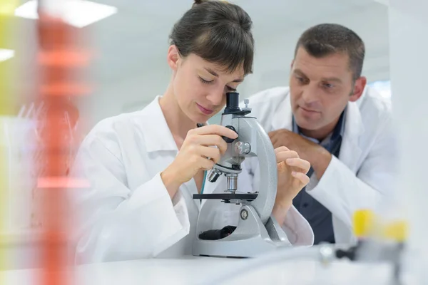 Scienziata Che Lavora Laboratorio Con Microscopio — Foto Stock