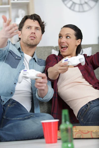 若いカップル彼らのアパートでビデオ ゲームをプレイ — ストック写真
