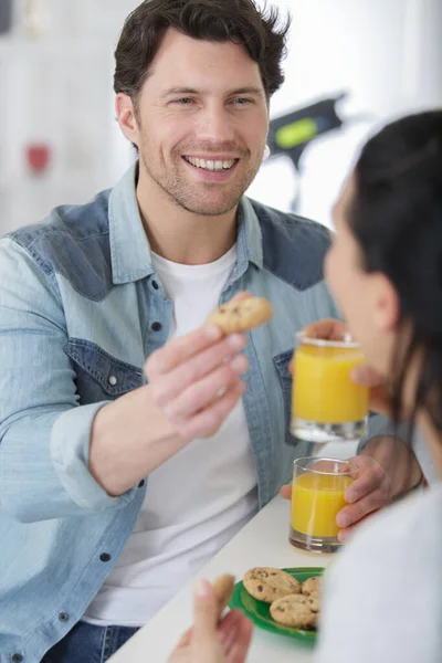 Lyckliga Par Äter Frukost Tillsammans Köket — Stockfoto