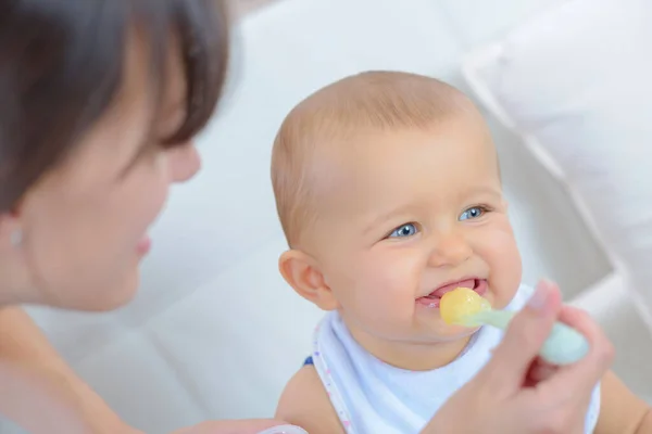 Bebê Bonito Sorrindo Enquanto Come — Fotografia de Stock