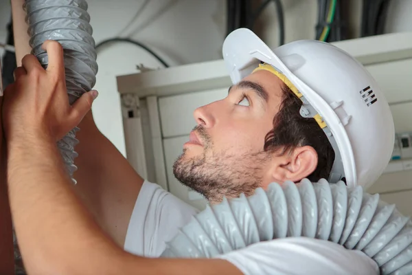 Homem Instalando Sistema Ventilação — Fotografia de Stock